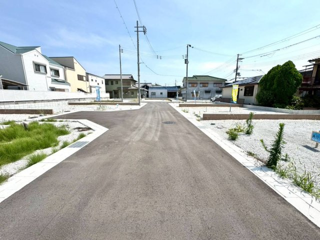 ルミエールタウン三宅の前面道路含む現地写真