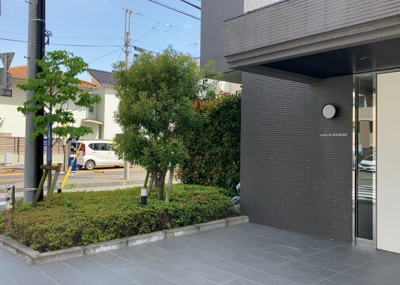 【中庭】 | イアース八王子 | 中庭（パティオ）とは、一つの建築物の内部に設けられた、壁などで囲われている庭のことを指します。コの字型、ロの字型が主流ですが、L字型の中庭もあります。最近では、インテリア性の高さからも人気があります。