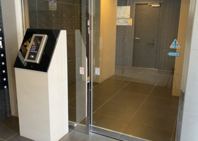 【エントランス】 | イアース八王子 | マンションのエントランスには、もともと風よけや防犯の役割がありますが、マンションによって宅配ボックスなどの設備が備わっている所もあります。日々の生活をイメージしながら生活しやすさをチェックしましょう。