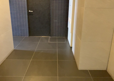 【ロビー】 | イアース八王子 | ラウンジは、マンションの共用スペースに椅子やテーブルなどを配置した利用者が寛げる空間です。屋内型ラウンジと屋外型ラウンジがあります。共用部分の管理状況と合わせて、詳細については現地でご確認ください。