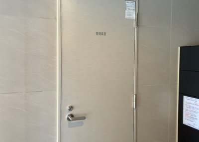 【受付】 | イアース八王子 | 受付はマンションコンシェルジュがいる場合もあれば、管理人が滞在する小部屋を総称して呼ぶことがあります。主にエントランスに設置されていることから、防犯面でも期待ができます。防犯設備がない場合はより安心！