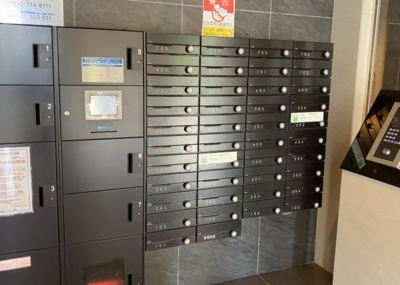 【設備】 | イアース八王子 | エントランス付近に設置されている集合ポストは、住んでいる部屋と離れているため、ポストをあさるなど誰かに何かされていても被害に気づきにくいです。入居する時には他人に特定されにくい番号で鍵をかけましょう！