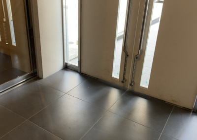 【ロビー】 | イアース八王子 | ロビーというと、エントランスと何がちがうの？と思いますよね。実はロビーとエントランスには明確な決まりはありません。物件によっては、エントランスを入って広がるある程度の広さのある空間がロビーとなります。