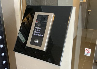 【防犯設備】 | イアース八王子 | 当然のことではありますが、オートロックやセンサーライト、ホームセキュリティーなどの防犯設備があれば、小さいお子様がいるご家庭も安心ですよね！まず物件購入の際は、防犯設備もチェックするようにしましょう。