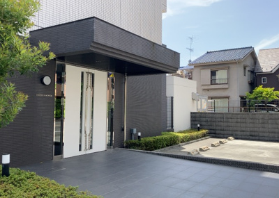 【現況写真】 | イアース八王子 | 道幅が広い場所は日当たりや風通が良好です。幅が広いのですれ違いも可能ですし大きな車でも駐車可能！一方で、大型車が通ることも多くなるため交通量の増加により騒音に繋がります。また土地の値段が高くなります。