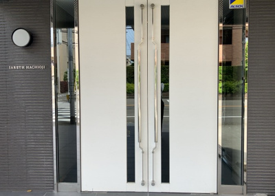 【玄関】 | イアース八王子 | 玄関は家の顔でもあり、家族以外の目にも止まる場所です。玄関は外との間を仕切る扉、靴などをしまっておく収納スペース、靴脱ぎのたたきスペース、来客とのやり取りをするドアホンなど複数のアイテムからなります。