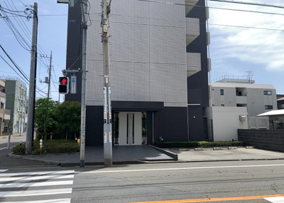 【外観】 | イアース八王子 | 外観はマンション管理がされているかの目安になります。築年数が古いと、壁面は劣化してひび割れが生じることも！建物が古びていても細かいところが修繕されていると、きちんと管理されているなぁと感じるでしょう。