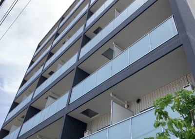 【バルコニー】 | イアース八王子 | 一般的なバルコニーは、奥行1.5ｍ程ですが、ワイルドバルコニーは2ｍまで広がっています。そのため洗濯物の間隔をあけ干すことができ、乾きやすいというメリットや、ガーデニングが楽しめる等の特徴があります。