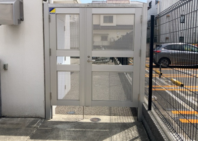 【駐車場】 | イアース八王子 | 車一台あたりに必要なスペースは、標準サイズの普通自動車で横幅2m50cm、長さ5mは必要になります。ただし、乗降のことも考慮して横幅3m30cm、長さ5m50cmほどは確保できるところを選びましょう。