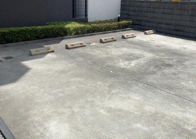 【駐車場】 | イアース八王子 | 駐車場と明記されていても、最小スペースでつくられた駐車場だと大型車は駐車できなかったり、出入りしにくくなったりする可能性があります。お車のサイズと購入したい物件の駐車場のサイズを現地で確認しましょう。
