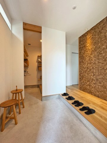 【先着1棟！モデルハウス】鶴ケ谷東４丁目の玄関|玄関横のSICからそのまま洗面所につながるママ楽動線◎大人が並んでも出入りがしやすい広々とした玄関♪ベビーカーや大きなスポーツグッズも置けて便利♪