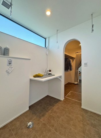 【先着1棟！モデルハウス】鶴ケ谷東４丁目のランドリースペース|生活感を隠せる独立型のランドリースペース！洗濯機の音も他の部屋に伝わりにくい♪