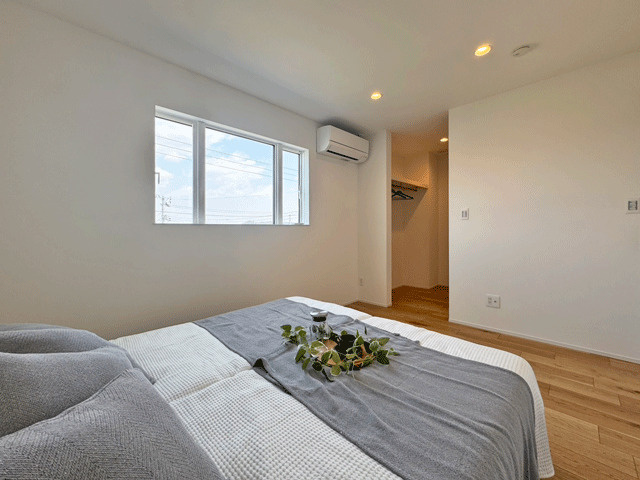 【先着1棟！モデルハウス】鶴ケ谷東４丁目の洋室|広々とした洋室はご夫婦の主寝室におすすめ♪ウォークインクローゼットを付けたので、たくさんの衣類を収納出来て大満足◎