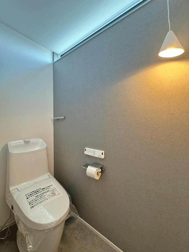 【先着1棟！モデルハウス】鶴ケ谷東４丁目のトイレ|落ち着いた色のアクセントクロスでお洒落空間に仕上げたトイレ♪上部の小窓の効果で素敵スペースに◎