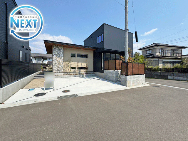 【先着1棟！モデルハウス】鶴ケ谷東４丁目の外観|モデルハウスのオシャレ外観♪角地に立地した本邸宅は、陽当たりと通風を同時に叶え、住空間も快適◎