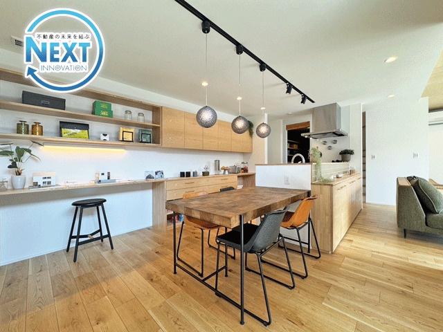 【先着1棟！モデルハウス】鶴ケ谷東４丁目の居間・リビング|ライティングレールやダウンライトなど、モデルハウスならではのおしゃれな仕様で居心地の良さを演出したリビングルーム♪