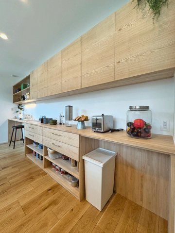 【先着1棟！モデルハウス】鶴ケ谷東４丁目のキッチン|キッチンの背面には造作の棚を備え付けました♪調理家電やお皿をまとめて収納し、お料理効率もグンとアップ♪