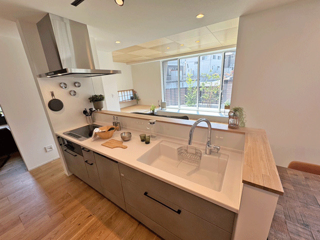 【先着1棟！モデルハウス】鶴ケ谷東４丁目のキッチン|収納豊富なシステムキッチン♪家族との会話を楽しみながらお料理が出来る対面式です♪