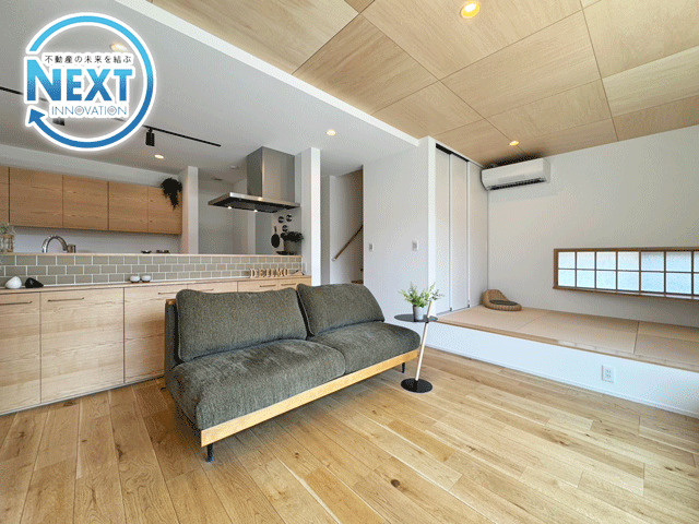 【先着1棟！モデルハウス】鶴ケ谷東４丁目の居間・リビング|大きな窓からたっぷりと陽光が降り注ぐ明るく開放的なリビング♪視界が外まで広がり、実際の面積以上にゆとりを体感◎