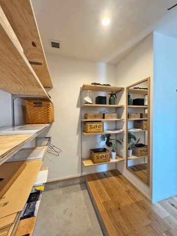 【先着1棟！モデルハウス】鶴ケ谷東４丁目の玄関|家族の靴やアウトドア用品をすっきり収納できるSIC◎玄関周りがいつもスッキリ♪ベビーカーやスポーツバッグも置けるので生活動線がスムーズ！