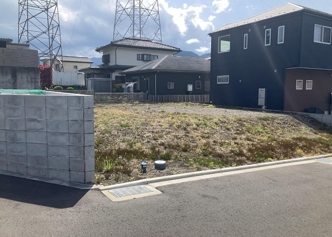 【外観】 | 土地の形が極端に長細かったり、狭小地、あるいは道路との高低差がある傾斜地だった場合、後々売ろうとしても買い手がつかない場合もあります。後々、売却することになった時に価値の下がらない土地を選びましょう。