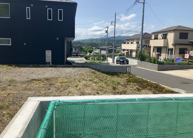 【外観】 | 家を建てる場合、方位は要チェックです。現実的に日当たりのよい家ならばリビングは南側、建築基準法でも北側に当たる家への配慮は求められています。土地を見学に行く際は、方位磁針を持って行くようにしましょう。