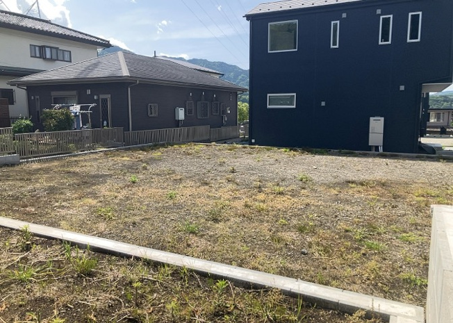 【外観】 | 土地を買う際、住む地域の自治体や福祉の補助制度にも注目してみましょう。子供や老人の医療補助やゴミ出しのルールなど、自治体によってルールに大きな違いがあるため、暮らしやすい土地で判断するとよいでしょう。