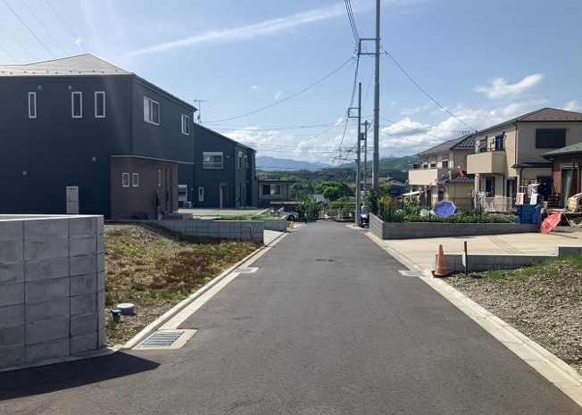 【外観】 | 土地の前の道路に消火栓が設置されていることがあります。この場合、道路交通法第45条第1項により、駐車禁止の場所が指定されています。そのため、車庫などの駐車スペースをつくることができない場合があります。