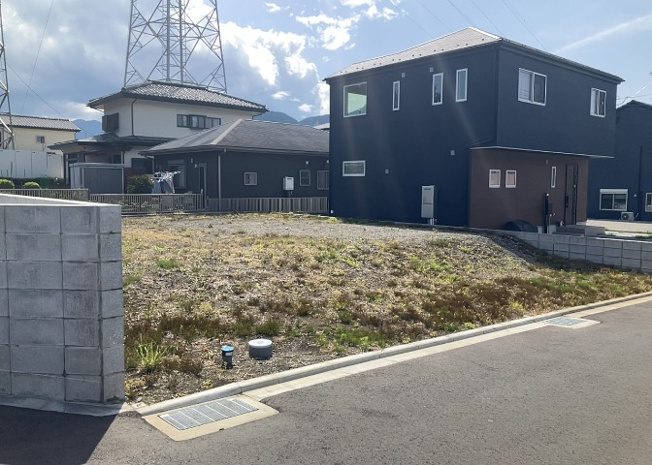 【外観】 | 現地に行くなら、物件の周囲の地形がどうなっているかを見ることも大切です。周辺より低くなっている土地では、大雨などで水が集まりやすいため、地盤が弱くなっているということも考えられるため、注意が必要です。