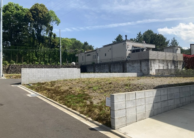 【外観】 | 土地購入を検討されている場合、境界杭がない状態で購入してしまうと境界確定測量をする必要があり、費用がかかります。購入の前に、売主、隣土地所有者立ち合いのもと境界を確定し境界杭を設置するのがベストです。