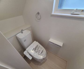 【内観：施工例】 | 神戸市垂水区神陵台７丁目　新築戸建　２区画 | 同社同仕様トイレ写真です