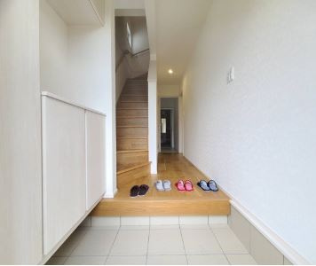 【内観：施工例】 | 神戸市垂水区神陵台７丁目　新築戸建　２区画 | 同社同仕様玄関写真です