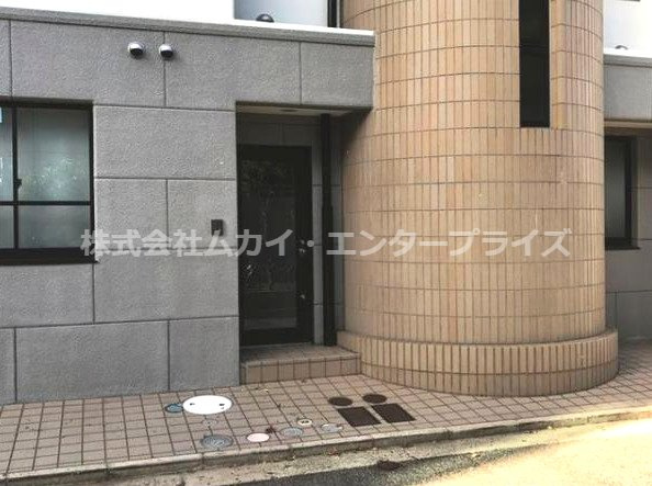 上宮川テナントビルのエントランス