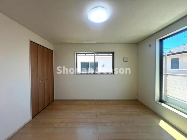 【洋室】 | 陽光降り注ぐ！バルコニーに隣接し、お布団を干したり動線良好です。