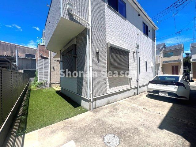 【外観】 | お庭メンテナンスの手間いらず！綺麗な人工芝が敷かれています。