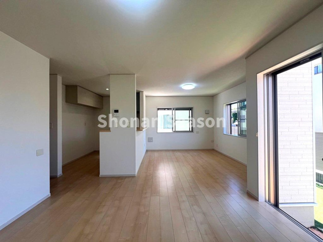 【居間・リビング】 | 白を基調とするナチュラルな内装は、幅広い年齢層に人気があります。