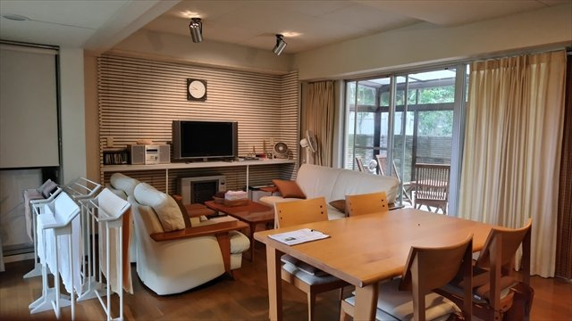 富士急川奈別荘地の居間・リビング|右手にサンルームがあります。