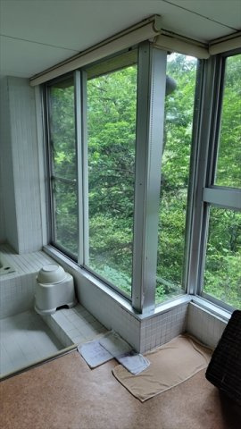 富士急川奈別荘地の脱衣所|光の良く入る洗面脱衣スペース