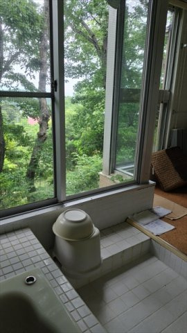 富士急川奈別荘地の浴室|風呂、脱衣所からの眺めは緑がいっぱいで開放感があります