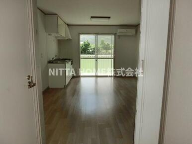 グランドハイツ近藤の居間・リビング|バルコニーがついているリビングルームです＊