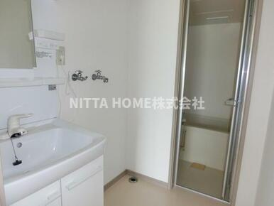 グランドハイツ近藤の浴室|ドア付きの脱衣所に独立洗髪洗面台と室内洗濯機置き場を完備◇