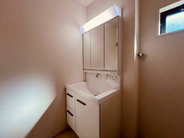 【独立洗面台】 | 練馬区貫井３丁目　新築戸建て　１号棟 | 日用品やタオルをすっきり整理でき、毎日の身支度がスムーズに