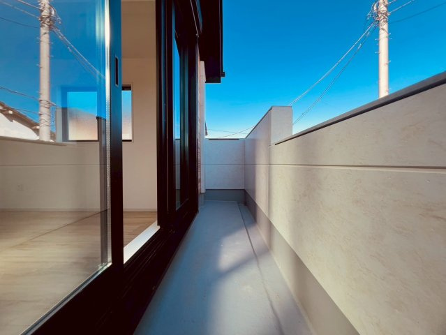 【バルコニー】 | 練馬区貫井３丁目　新築戸建て　１号棟 | 陽光をたっぷり感じられる広さのあるバルコニー