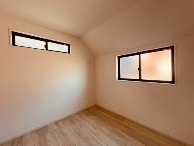 【洋室】 | 練馬区貫井３丁目　新築戸建て　１号棟 | 明るく爽やかな空間は、家具の配置もしやすく多用途に使える居室