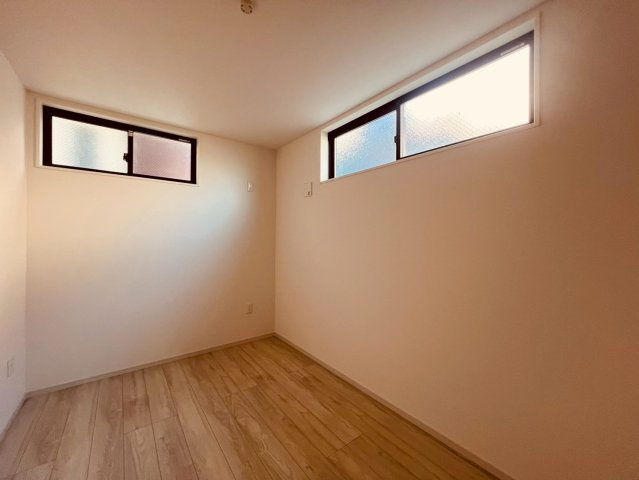 【洋室】 | 練馬区貫井３丁目　新築戸建て　１号棟 | 明るい日差しが差し込み、心地よく過ごせる洋室