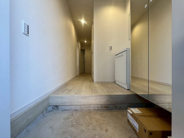 【玄関】 | 練馬区貫井３丁目　新築戸建て　１号棟 | 明るく開放感のある玄関は住む人や訪れる人を心地よく迎える空間