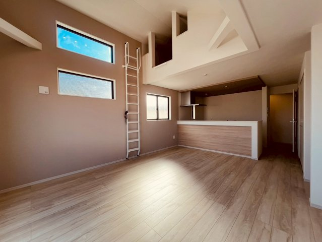 【居間・リビング】 | 練馬区貫井３丁目　新築戸建て　１号棟 | 開放感あふれる約17帖のLDKで、のびのび暮らせます