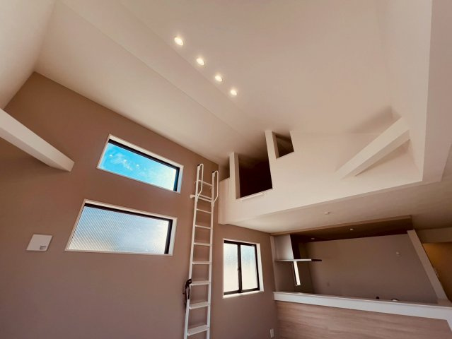 【居間・リビング】 | 練馬区貫井３丁目　新築戸建て　１号棟 | 吹抜けのあるLDKは、縦への広がりを感じられる上質な住空間