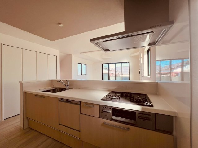 【キッチン】 | 練馬区貫井３丁目　新築戸建て　１号棟 | 明るく開放感もあり、毎日の料理が楽しくなる心地よい空間