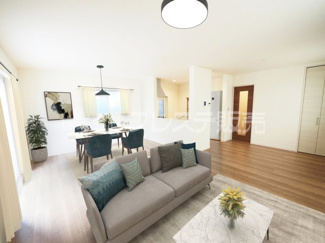 【居間・リビング】 | 現地写真（リビング）ＬＤＫは広々19.5帖！南向きですので、陽あたり良好です♪